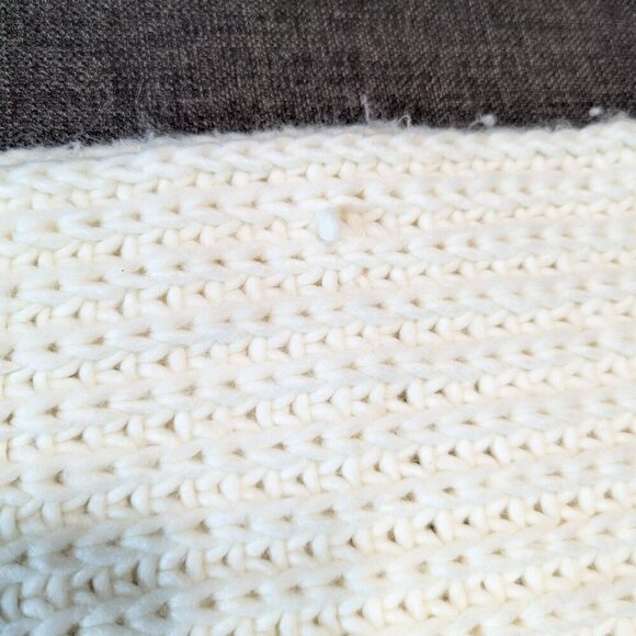 Ivory / Winter White Thick Knit Abercrombie and Fitch Infinity Scarf - Picture 5 of 9